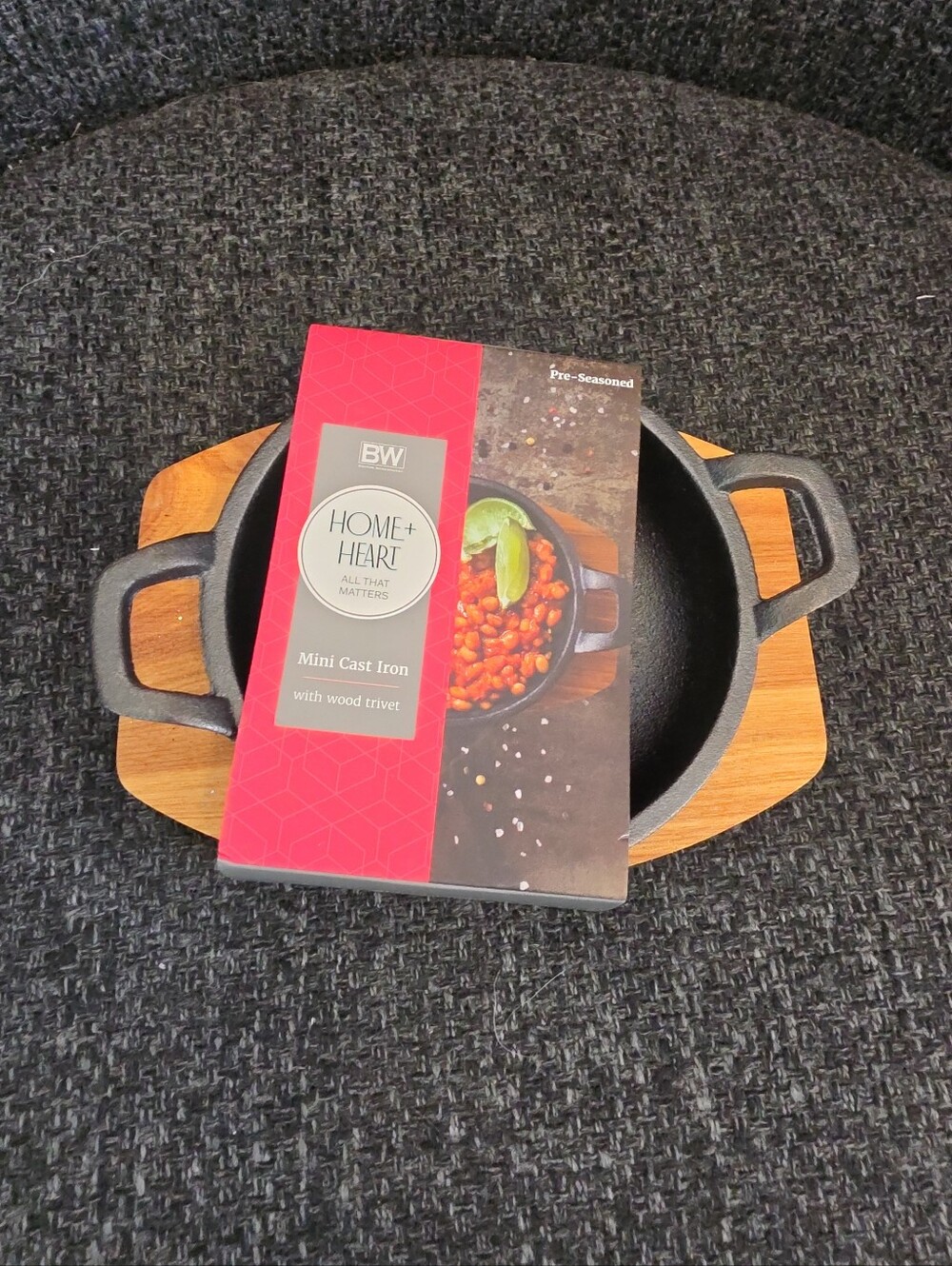 NIP Boston Warehouse Mini Cast Iron With Wood Trivet Pre-Seasoned Baking Dish